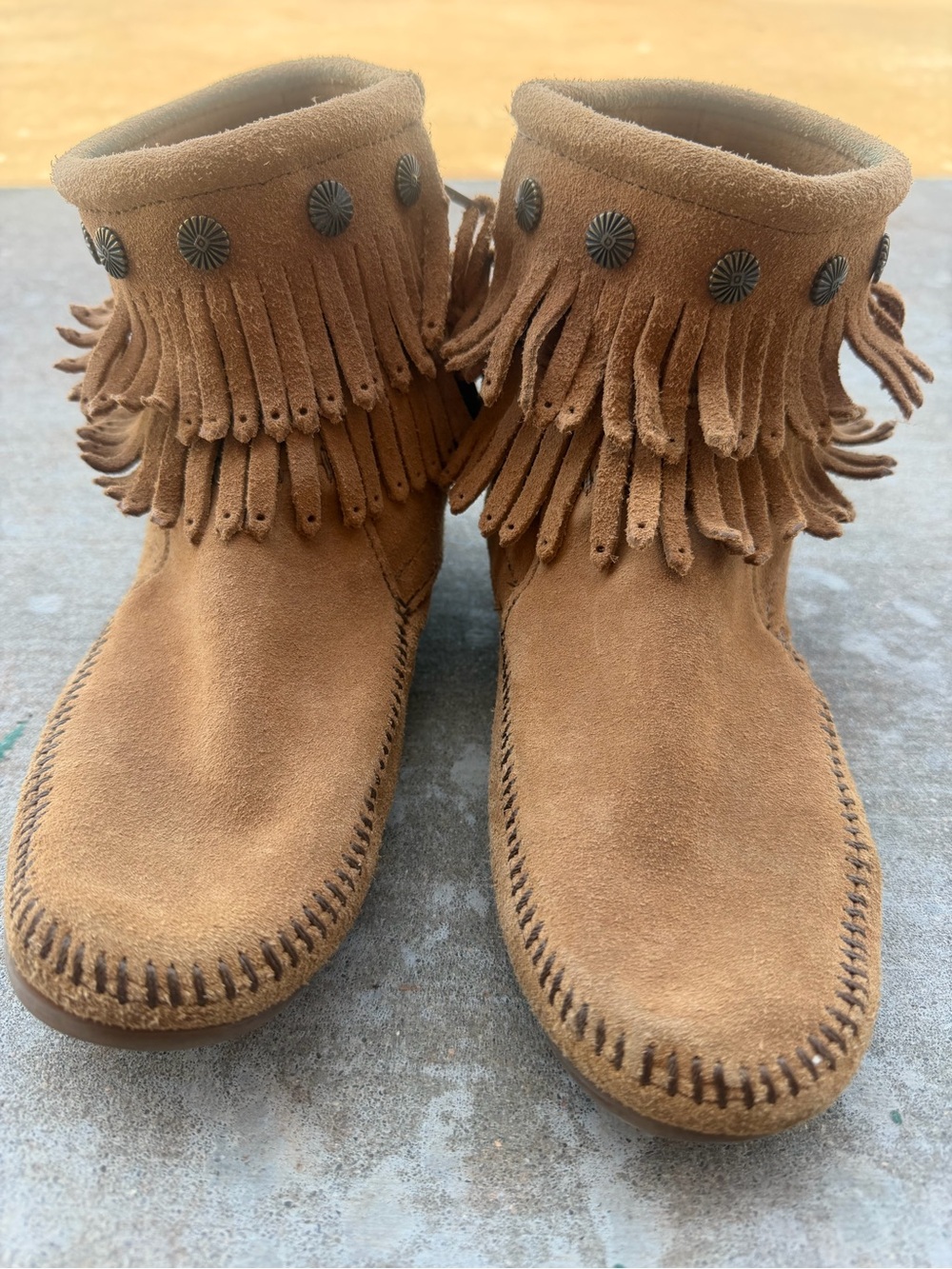Minnetonka Double Fringe Ankle Boot Suede Tan Medallion moccasin size 8